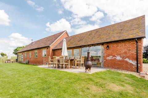 Luxury accommodation in stunning setting sleeps 16