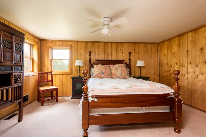 Първа спалня на етаж с двойно легло. 