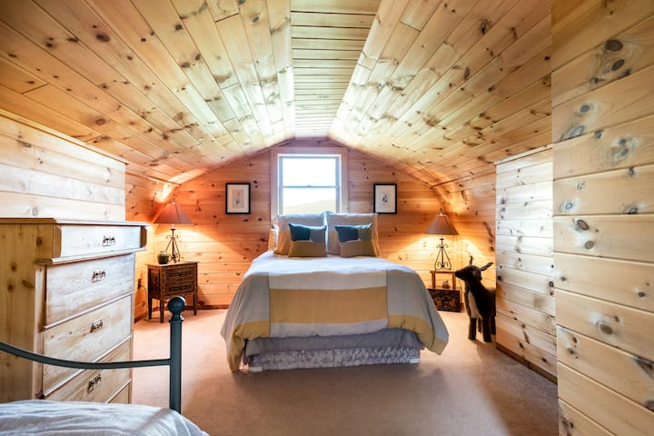 Спалнята в лофта включва двойно легло и дневно легло. 