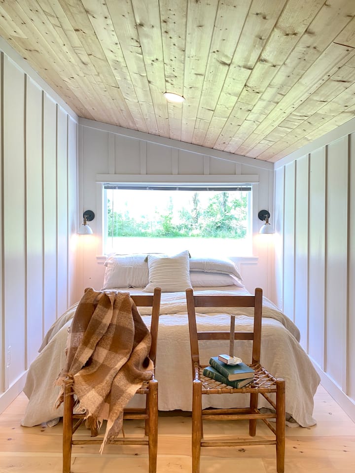 Bedroom No. 2. A queen bed with Tuft & Needle Original mattress, 100% cotton linens, and 100% linen duvet cover. Extra, wooly and warm blankets are available for maximum comfort.