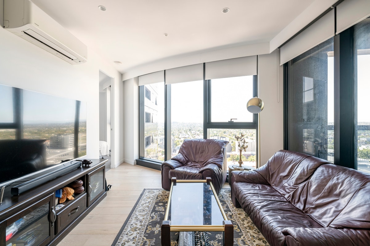 Top performing Airbnb: Skyone Lux 2Bed2Bath Aprt in BoxHill +Free carpark in Box Hill