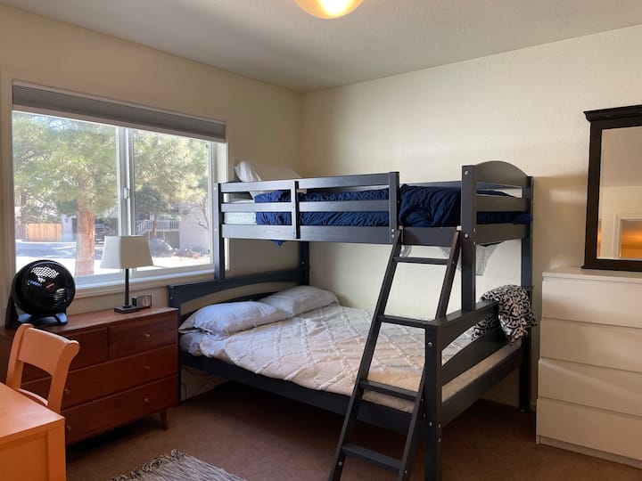 מיטה זוגית מלאה ברמה בינונית