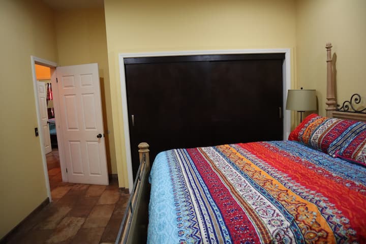 Chumba cha kwanza cha kulala 
California King
Kabati la nguo