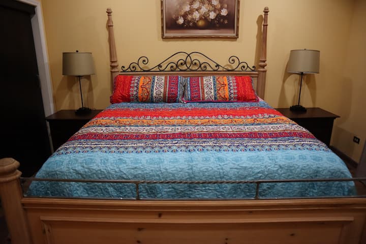 Chumba cha kwanza cha kulala 
Kitanda aina ya California King