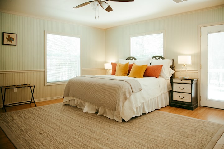 Suite King con patio privado y acceso al baño. 