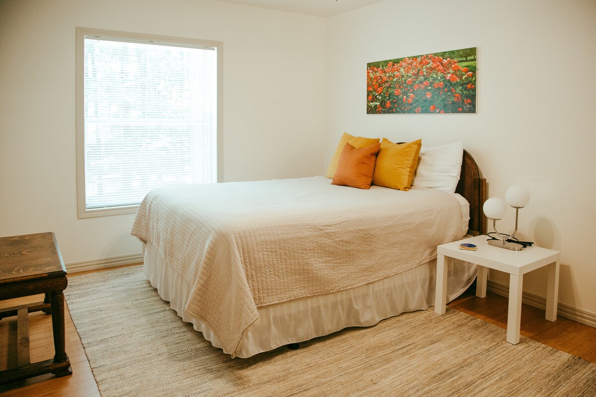 ที่นอนควีนไซส์ที่อบอุ่นพร้อมตู้เสื้อผ้าขนาดใหญ่และตู้เสื้อผ้าเพื่อเก็บของของคุณ 