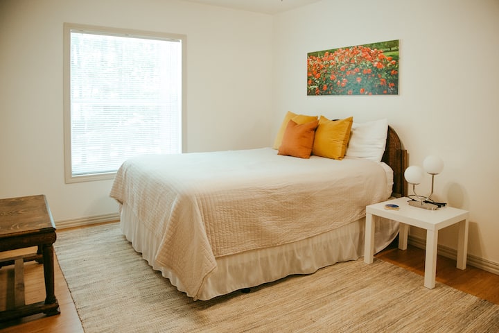 Acogedor colchón queen con cómoda grande y armario para guardar tus cosas. 