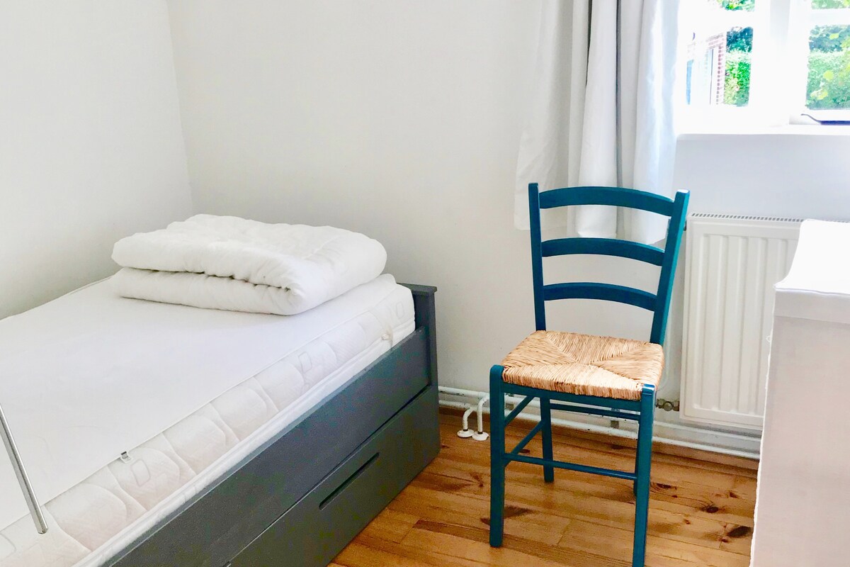 מיטת יחיד 6BA בחדר שינה