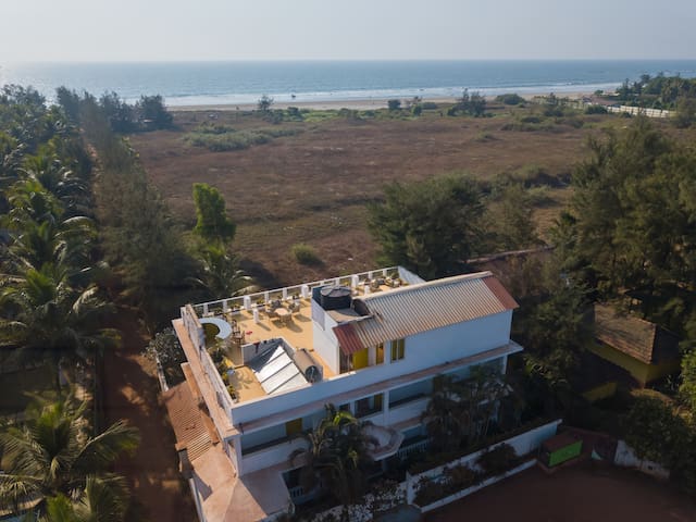 Vedatmana By The Waves, Morjim