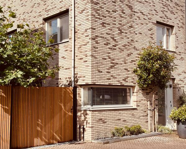 Lovely spacious waterfront home with garden! gallery image 2