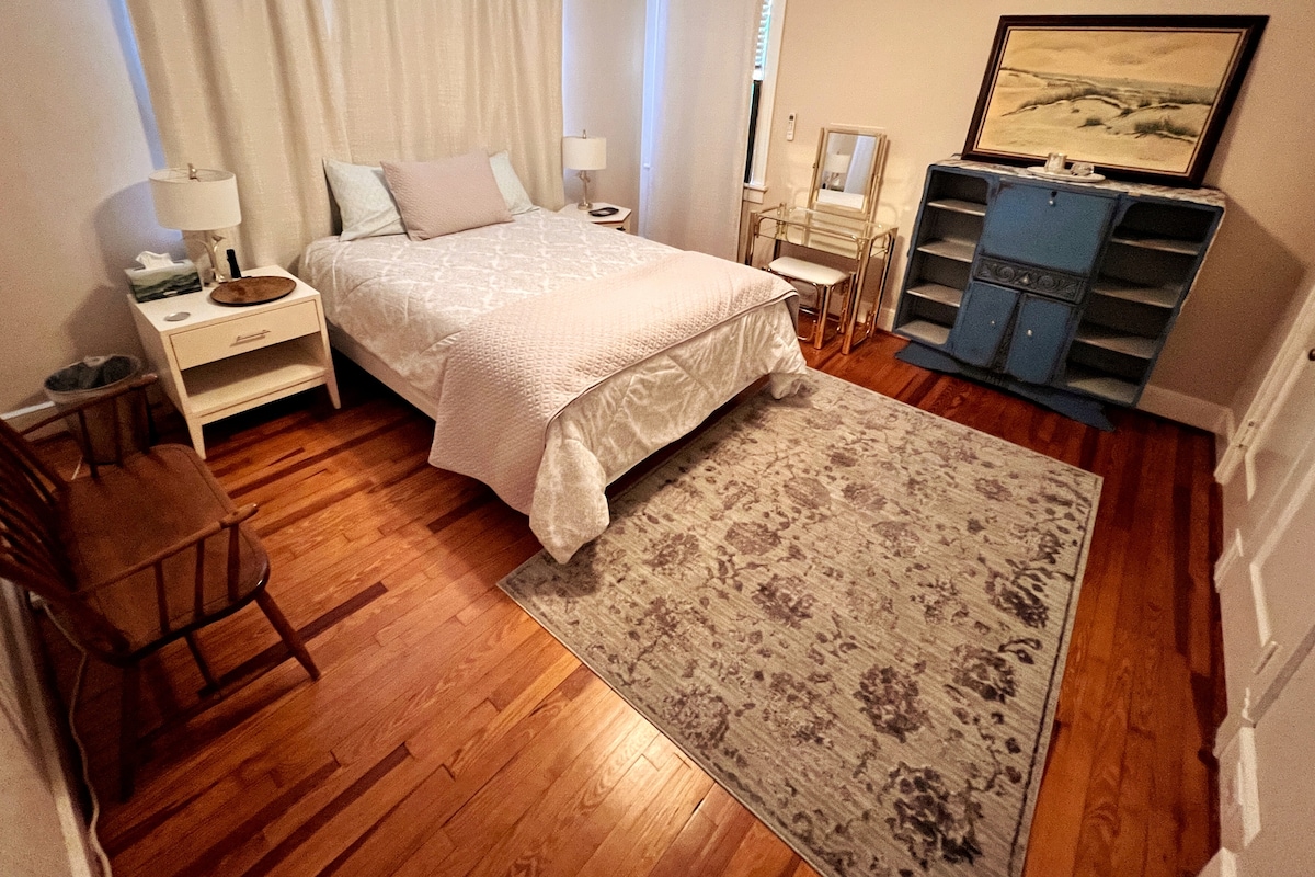 BR 2: Queen cuenta con armario doble, banco para sentarse, mesa de maquillaje, cortinas con blackout, antigüedades y ventilador de techo.