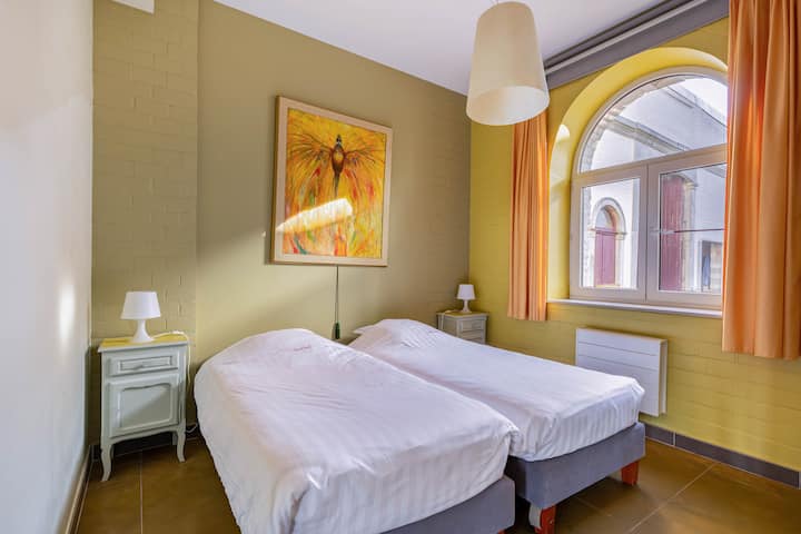 спална соба со 2 пружини кои може да се спојат за парови и да се поместат за самци 