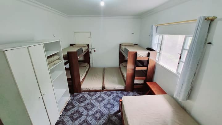 المسكن 3: 2 Unid. Triliches (6 أسرّة )، 1 وحدة ، سرير مزدوج ومرتبة مزدوجة واحدة. يحتوي على مروحة أرضية.