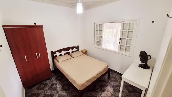 المسكن 1: 01 الوحدة ، سرير مزدوج. جميع الأسرّة ذات أغطية المستشفيات التي تسهل التعقيم. يحتوي على مروحة أرضية.
