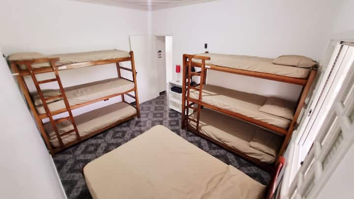 المسكن 2: 01 الوحدة ، سرير مزدوج ، رحلتان (6 أسرّة). جميع الأسرّة ذات أغطية المستشفيات التي تسهل التعقيم. يحتوي على مروحة أرضية.
