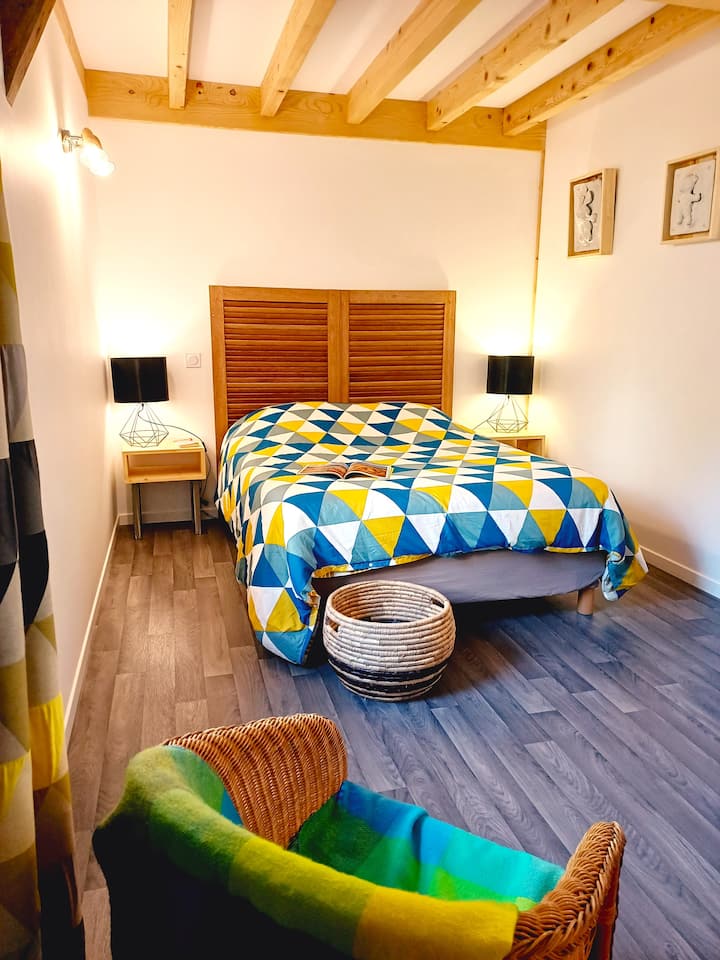 Dhoma e gjumit2:
1 krevat në 140, dhoma e zhveshjes ...