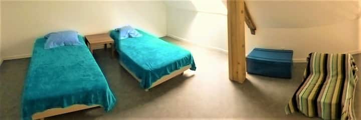 Dhoma e gjumit #3:
2 krevate në 90, 1 shofer i vetëm, komodinë, raft rrobash...