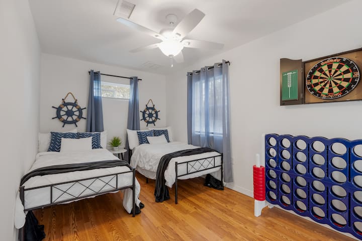 Spavaća soba s 2 odvojena kreveta i igrama!