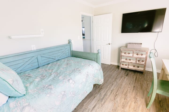 חדר שינה/משרד בקומה הראשונה