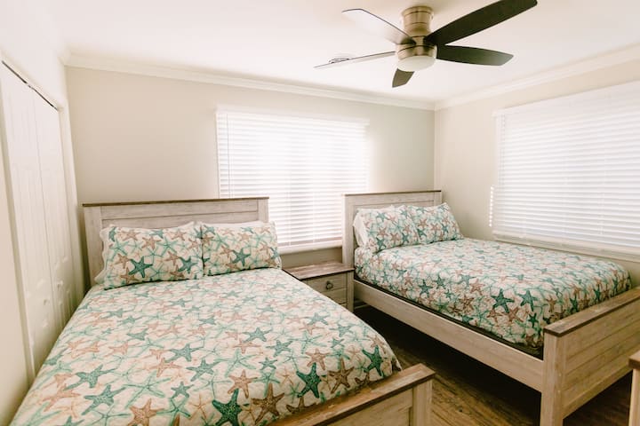 חדר שינה עם שתי מיטות