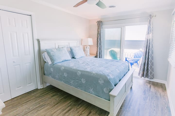 חדר שינה זוגי עם גישה למרפסת