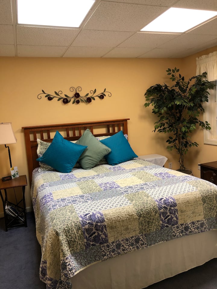 Маслената стая. Двойно легло, голям килер и скрин. Отворете прозореца на спалнята си и слушайте струята на водопада отвън.