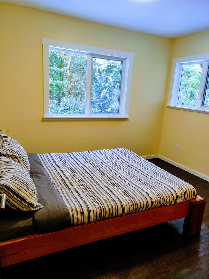 Საძინებელი 152 × 203 სმ ზომის საწოლით