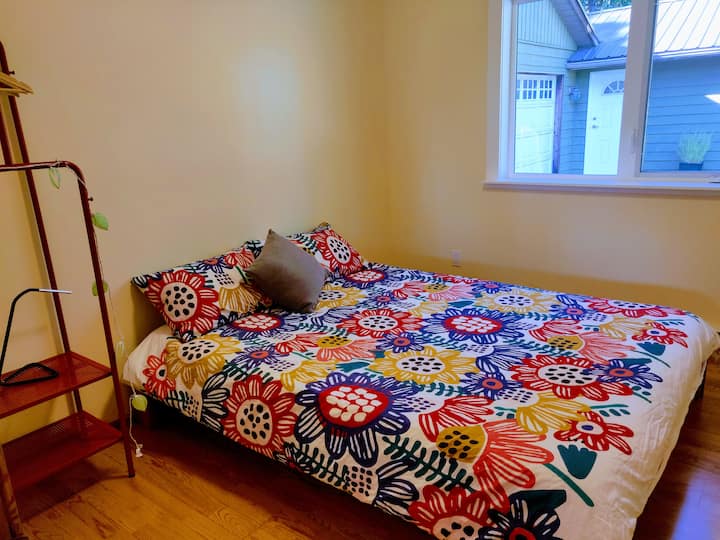 საძინებელი 152 × 203 სმ ზომის საწოლით