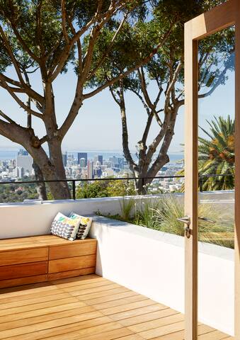 Home high on the slopes of Table Mountain gallery image 3