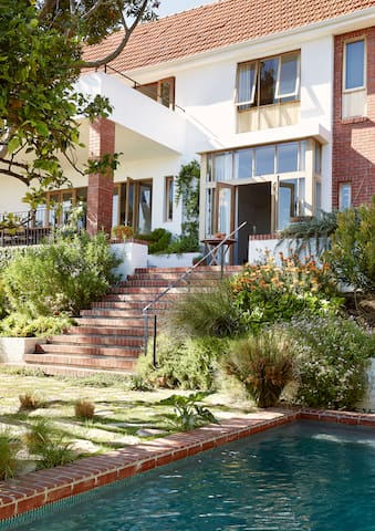 Home high on the slopes of Table Mountain gallery image 5