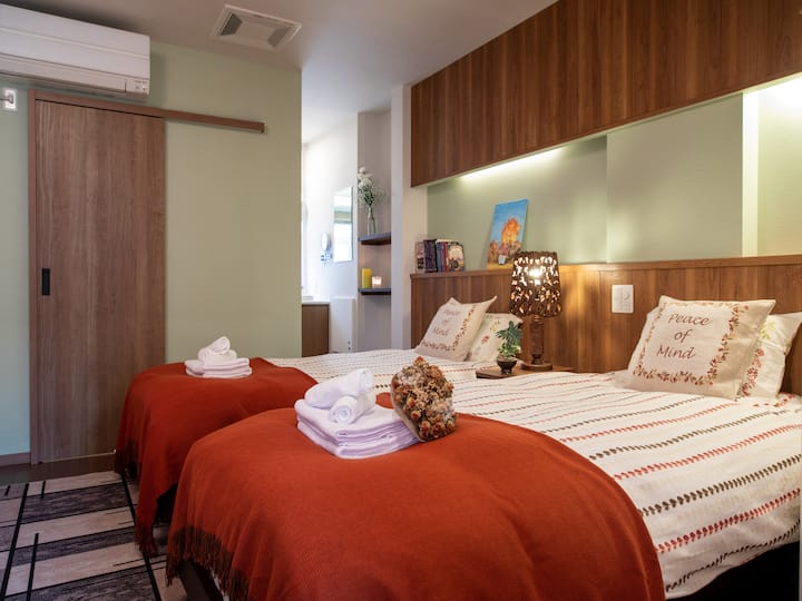 ห้องพักสไตล์ตะวันตก 203 - เตียงทั้งชุดทำจากเตียงสไตล์ฝรั่งเศสแบบญี่ปุ่นที่นอนที่มีการฟื้นตัวต่ำหมอนลดเหงื่อต่ำโรงแรมแกรนด์

ห้องน้ำแยกต่างหาก: 1 ห้องอาบน้ำฝักบัว 1 ห้องสุขา
อุปกรณ์อื่นๆ: เครื่องฟอกอากาศเครื่องทำความชื้นไดร์เป่าผม
ฟรี: แปรงสีฟันมีดโกนผ้าเช็ดตัวผ้าเช็ดตัว