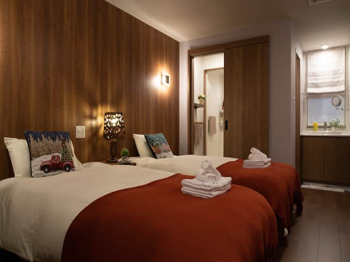 ห้องโอเชี่ยน 201 - เตียงทั้งชุดทำจากเตียงฝรั่งเศสญี่ปุ่น antiperos ต่ำหมอนลดเหงื่อต่ำผ้าห่มขนาดใหญ่ของโรงแรม

ห้องน้ำแยกต่างหาก: 1 ห้องอาบน้ำฝักบัว 1 ห้องสุขา
อุปกรณ์อื่นๆ: เครื่องฟอกอากาศเครื่องทำความชื้นไดร์เป่าผม
ฟรี: แปรงสีฟันมีดโกนผ้าเช็ดตัวผ้าเช็ดตัว