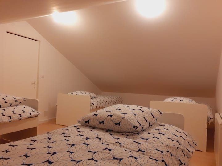 Საძინებლის იატაკი: 4 ერთადგილიანი საწოლი, ორი გამოსაწევი საწოლით. 
Სძინავს 6