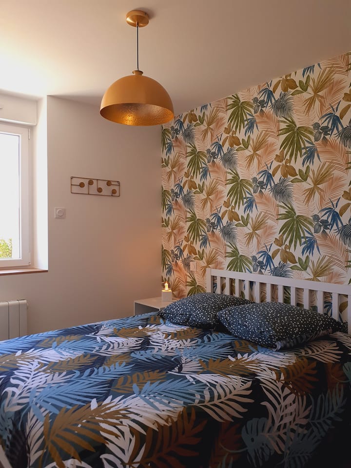 პირველი საძინებელი, ორი ადამიანი, პირველ სართულზე.