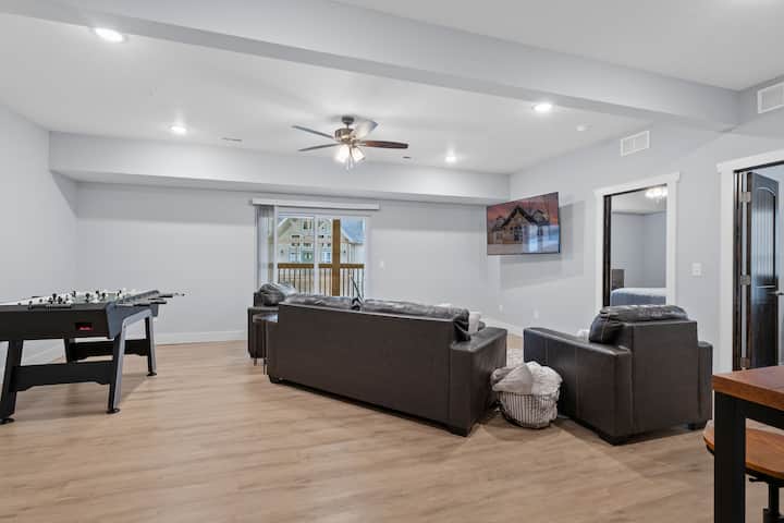 You and your family and friends will enjoy the lower-level common area.  There is a foosball table, arcade game and a smart TV.
