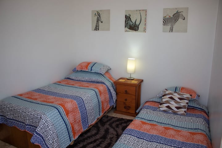 Chambre avec deux lits.