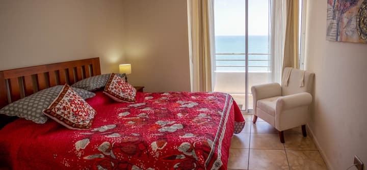 Une chambre double avec une sortie vers le balcon.