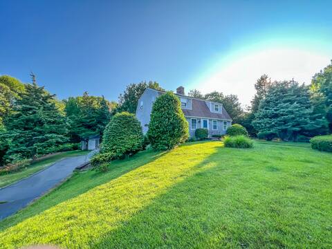 Spacious Updated Home - Walk To Beach & Bike Trail