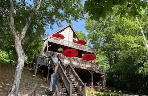 Lakeside Lodge– Dock, Hot Tub, Fire Pit & 8 Kayaks
