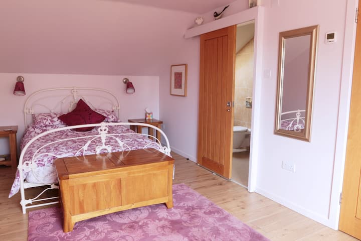 ห้องนอนพร้อมเตียงคิงไซส์