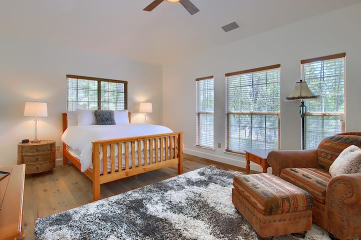 Chambre principale Jr. avec lit Queen et salle de bain attenante.