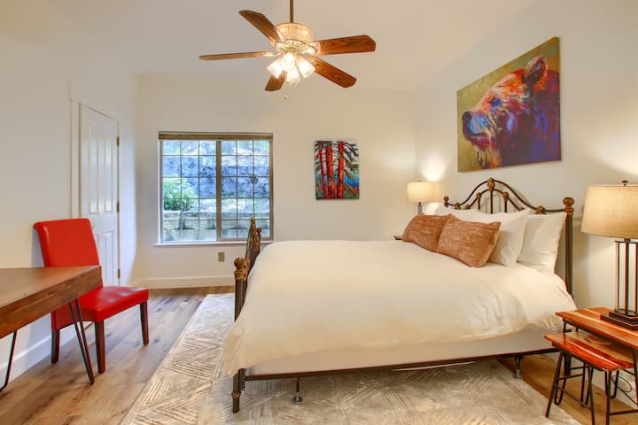 Lit queen size et espace de travail dans la chambre du hall.