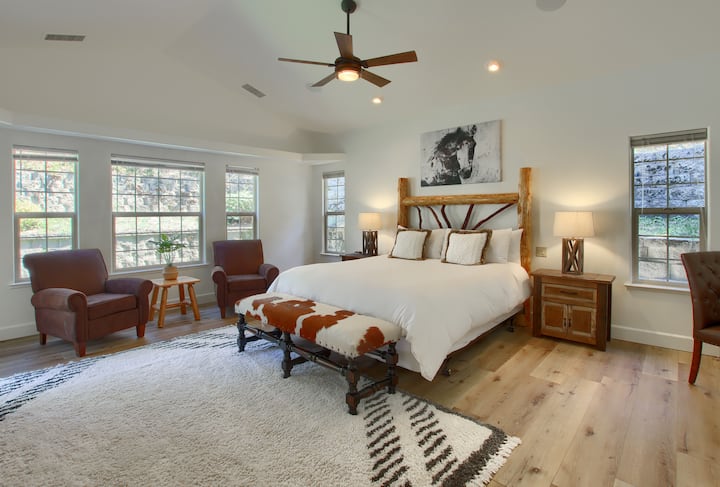 Chambre principale principale avec lit King Size en Californie, salle de bain complète, porte patio et espace de travail.