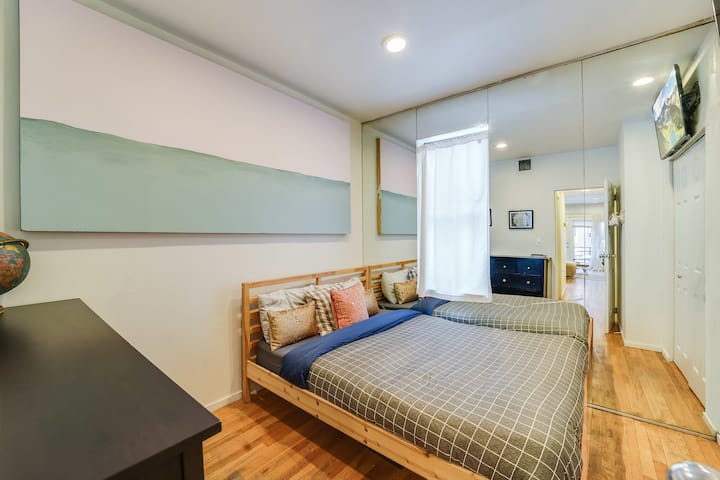 配备定制艺术品的卧室