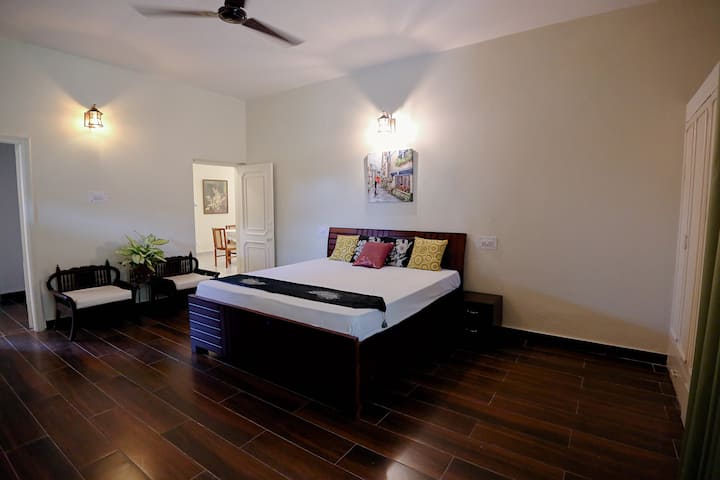 غرفة نوم 1 بمدخل مواجه للردهة الرئيسية.