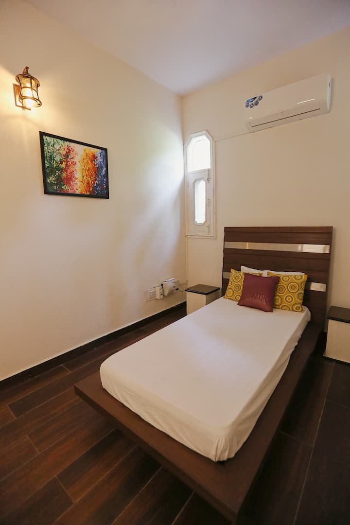 غرفة نوم 3 بمدخل للردهة. 