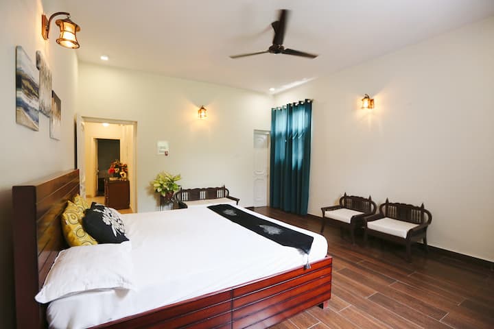 غرفة نوم 2 مع مدخل مواجه للصالة والردهة الرئيسية.