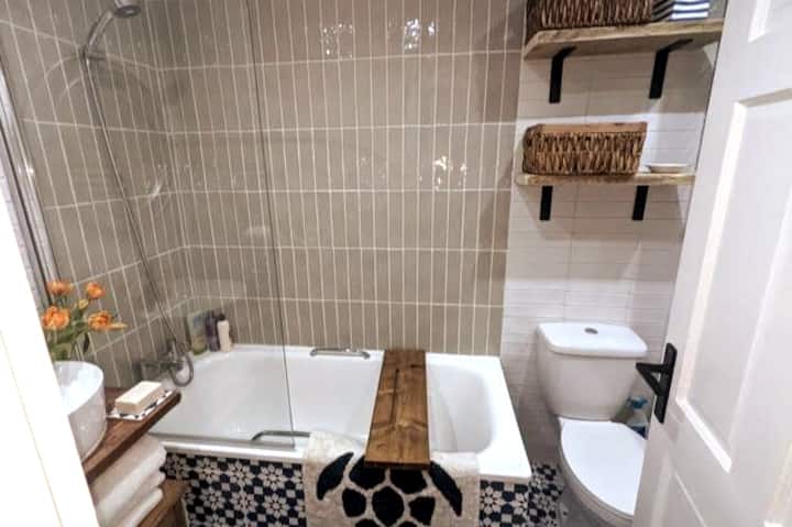 Cool Designer Apt / Balcony. 2 mins Earls Ct Tube