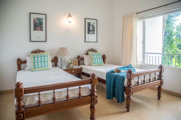 ✨Heritage charm meets cozy comfort️✨
This twin room is perfect for slow chats, midday naps, and waking up to lush green views.✨