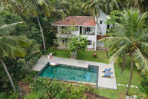 Frangipani by Hireavilla - 4BR w Pool & Field View